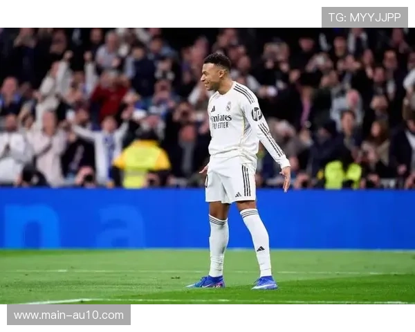 姆巴佩追平C罗自然年进球纪录赛后社交媒体致敬传奇