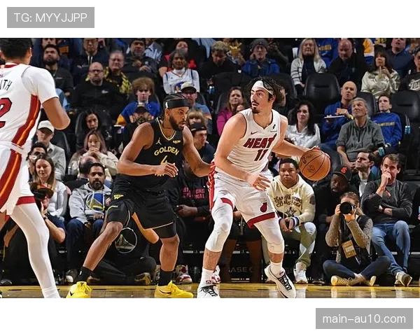 特写：在录像分析室度过十小时后，热火新秀哈克斯在场上完成了一次完美的防守轮转。